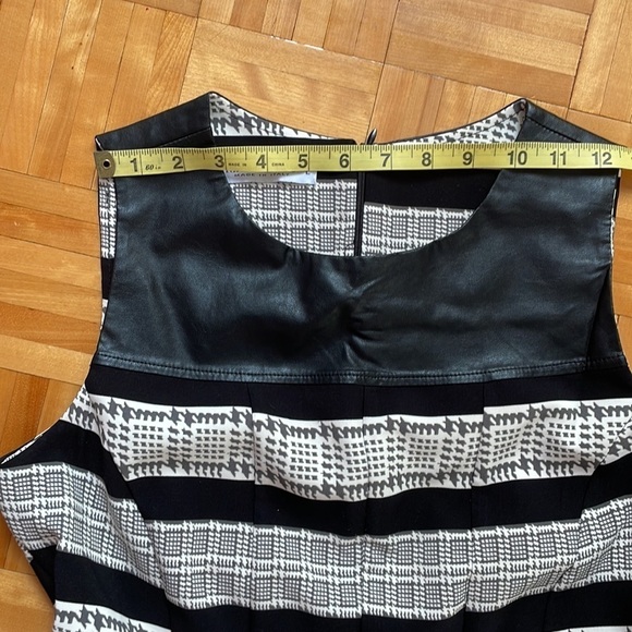 Gorgeous Rinascimento dress with imitation leather - Picture 11 of 12